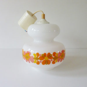 Opaline blanches et fleurs