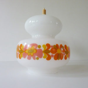 Opaline blanches et fleurs