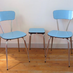 Chaises et tabouret formica bleu