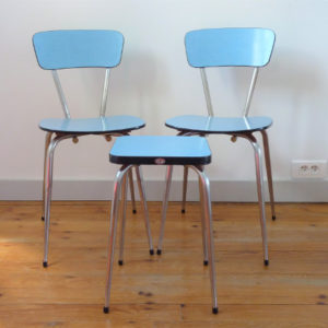 Chaises et tabouret formica bleu rétro
