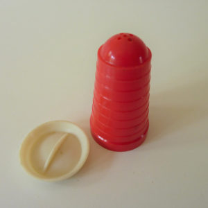 Salière rouge plastique vintage