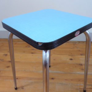Tabouret formica bleu pieds effilés