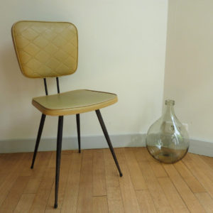 chaise en skaï moutarde vintage bistrot