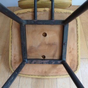 dessous chaise en skaï moutarde vintage