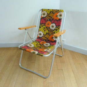 Chaise pliante vintage en toile rayée : siège de pique-nique de camping rétro - France
