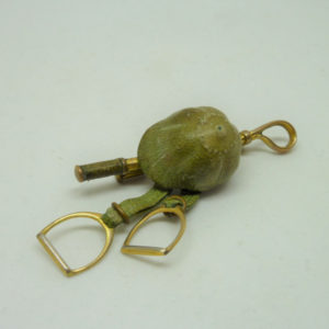 Broche de cavalière équitation ancienne cuir et métal doré