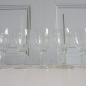 Verres anciens à liqueur à pied en verre ciselé