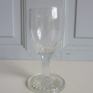 Verres anciens à liqueur à pied en verre ciselé