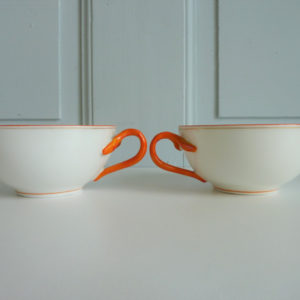 2 tasses anciennes porcelaine blanche anse corail