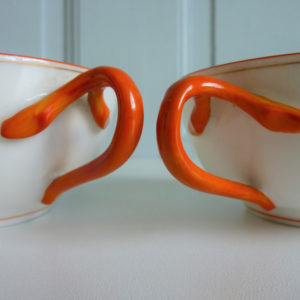 2 tasses anciennes porcelaine blanche anse corail